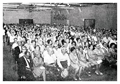 Zag489a.jpg [38 KB] - Former residents of Bedzin at a memorial service