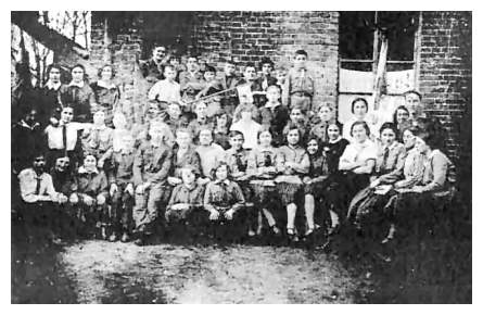 zgi323.jpg A branch of Hashomer Hatzair in Zgierz in 1932 in Grepsh's yard [29 KB]