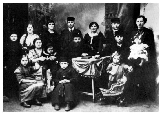 brz043.jpg - Three generations of the Kochberg family (picture is from 1912)