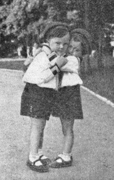 jas193.jpg  Picture of Naphtali and Naala Rechfeld (children of Zelde Thaler)