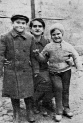 jas252.jpg  Mrs. Shlomo Tzuker with sons