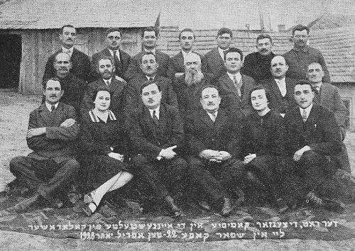 kal176.jpg Members of the committee in the year 1928 [62 KB]