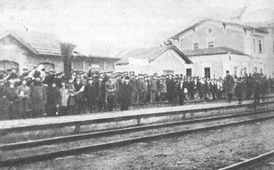 kal195.jpg People gathered near the train station when Nakhum Sokolov passed through it on his way to Kishinev [24 KB]