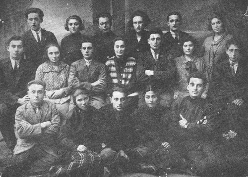 kal219.jpg Young Zionist graduates, friends of 'the Chalutzim' in the year 1926 [48 KB]