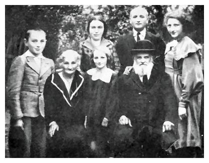 Len382.jpg [29 KB] - Chaim Betzalen and Dina Kolpenitzky and family