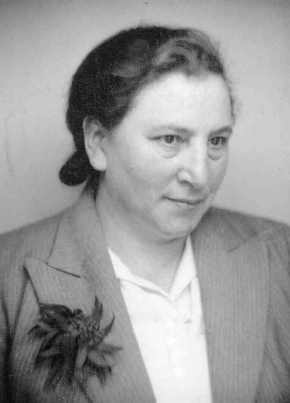 Lea's mother Etka, born 1895 in Rzeszw (Poland)