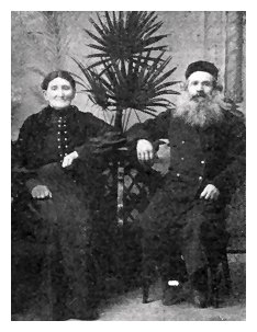 rok329a.jpg [20 KB] - Gershon-Velve the Shochet (ritual slaughterer) with his wife Sara-Chana