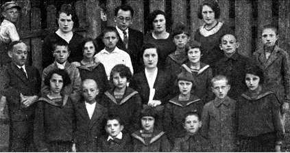 ruz142.jpg [52 KB] - A class from the Tarbut School in Ruzhany