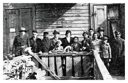 ryk477.jpg  Lejbel Szulman's large family gathered in front of his house  [36 KB]