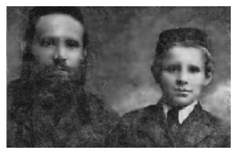 san587.jpg [13 KB] - Rabbi Moshe Teitelbaum and his son David