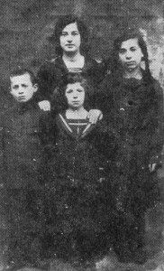 ten184a.jpg - R' Avraham Aba (Abyish) Shmuklerman's four children