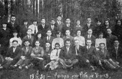 ten188b.jpg - The group Frayhayt in Rayvets (some of them now in Israel)