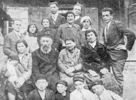 ten196.jpg - Reb Yosef Boym, his spouse, daughters and grandchildren