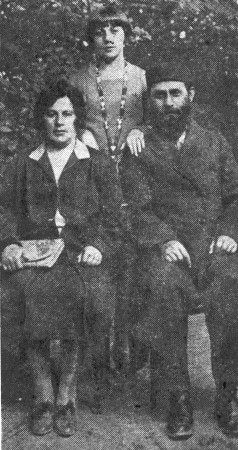 ten205.jpg - Hershl Faygenboym with his spouse and daughter