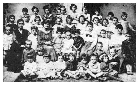 zgi317.jpg The Jewish kindergarten and its leaders [30 KB]