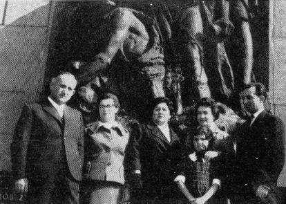 bel2_067.jpg By the Warsaw Ghetto Monument