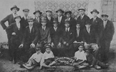ber432.jpg [25 KB] Mizrachi youth of Narajow - 1931