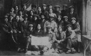 ber449.jpg [15 KB] 'Bnei Akiva' group in Narajow-Brzezany