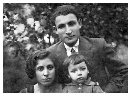 bia234b.jpg [25 KB] - Kalman Repsztajn with his wife and child