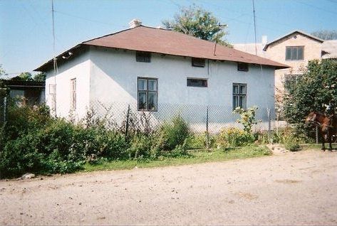 glip003.jpg Pre-World War II home previously owned by a Jewish family across the road
 from the cemetery [40 KB]