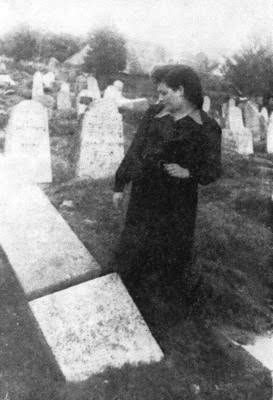 kry325.jpg - The Krynki cemetery, soon after 'liberation'
 visit of Lola Wolf-Reznick