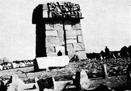kry338.jpg - Monument On The Field Of Ashes At Treblinka