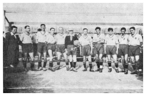 mie561b.jpg [32 KB] - The Joss football team