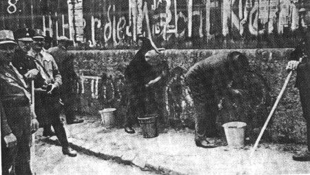 ger3_00072.jpg [38 KB] - Alzey. Jews are forced to clean election propaganda, May 1933