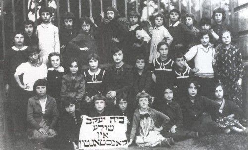pol7_00470b.jpg  School girls of the 'Beth Yaacov' school, Konstantinow 1930