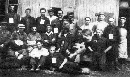The carpenters on Huta Kara, in 1943