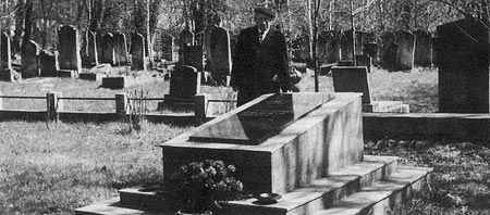 The last Jew in Piotrkow, Roman (Rivele) Hipszer, the last guardian of the Jewish cemetery