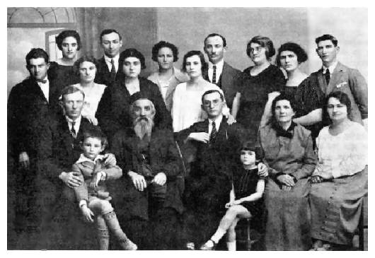 Sos431.jpg [34 KB] - A family party in the home of Reb Eliezer Brukner in Tel Aviv (1925)