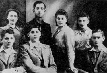 A group of the Zionist Youth members in Bedzin [Pinkas Zaglembie, page 532]