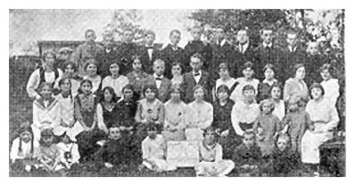[21 KB] A group of teachers and school children in the year 1915