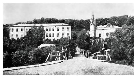 buc513b.jpg [30 KB] - The bridge on the way to the primary school