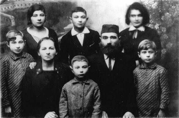 dol210.jpg Henia (nee Segalchik) and Avraham Smorgonski (brother of Rabbi Shmaryahu) with his children