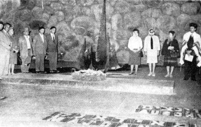 dro524b.jpg Ceremony in the 'Yizkor Tent' (Hall of Rememberance, Yad Vashem) in Jerusalem [31 KB]