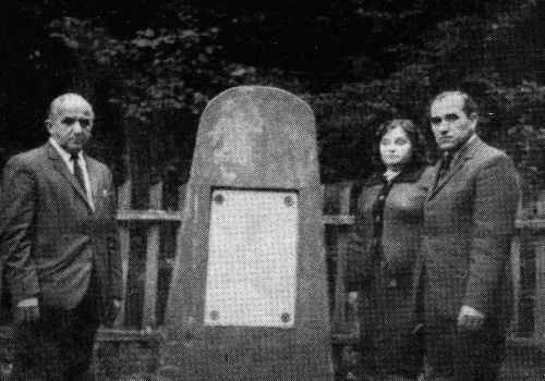 gar329.jpg  Eliyahu Akerman, Shayna Ornshtein, of blessed memory (born Joslovitz), Avraham Ornshtein near the graves of the murdered women