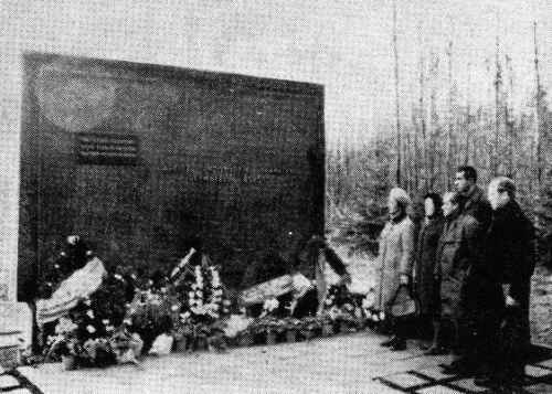 gar330.jpg  Pointing in the direction of the grave of the children murdered by the Nazis