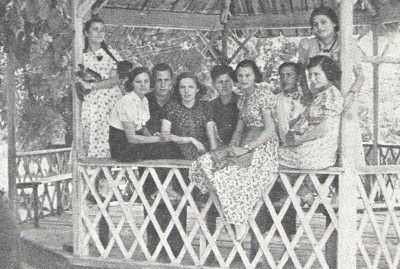 kal029.jpg A group of youngsters on the stage of the 'Maccabi Orchestra' [40 KB]