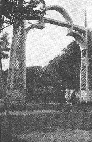 kal270.jpg  Entrance gate of the Public Gardens [46 KB]