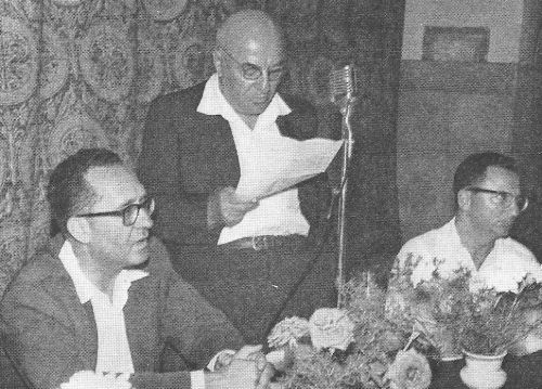 kal306.jpg Yitzchak Aloni thanking his well-wishers at the ceremony for receiving the prize [52 KB]