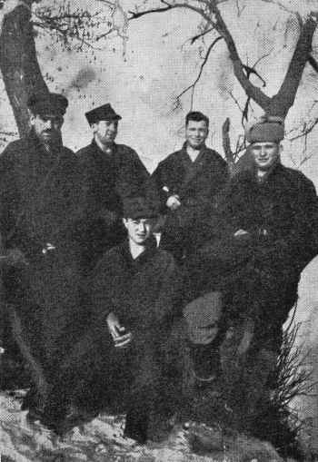 kal394e.jpg Dovid Shinolentzky with partisans in hospital after the liberation