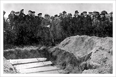 kie250.jpg - [25 KB] - The coffins of the victims are set down in a joint grave