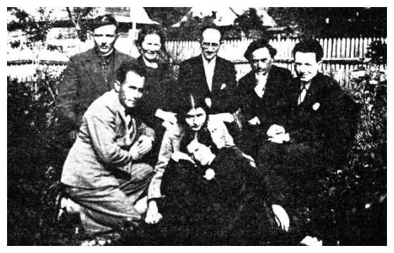 kob360.jpg [35 KB] - Elias Grossman among friends during a visit to Kobrin