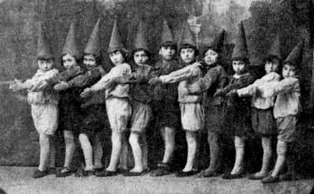 kry155a.jpg - 'Liliput' dance at a children's performance in the Yiddish elementary school 