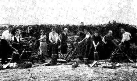 kry159.jpg - Pioneers at work in the hakhsharah-kibbutz in Krynki, 1935