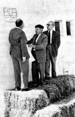 kry345b.jpg Mordchai Vilensky, Sheyma Kaplan and Baruch Niv, unveiling the plaque