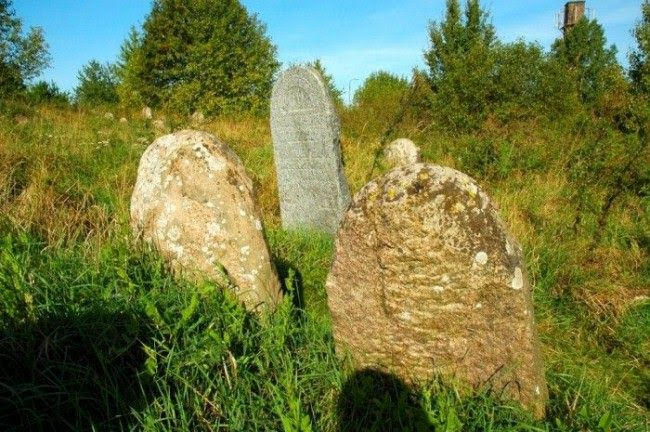 kry902c.jpg  Krynki is home to a large Jewish cemetery, with over 3,000 matzevot (tombstones) 88kb