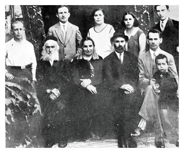 Len374.jpg [29 KB] - Reb Zev Migdalovich and family